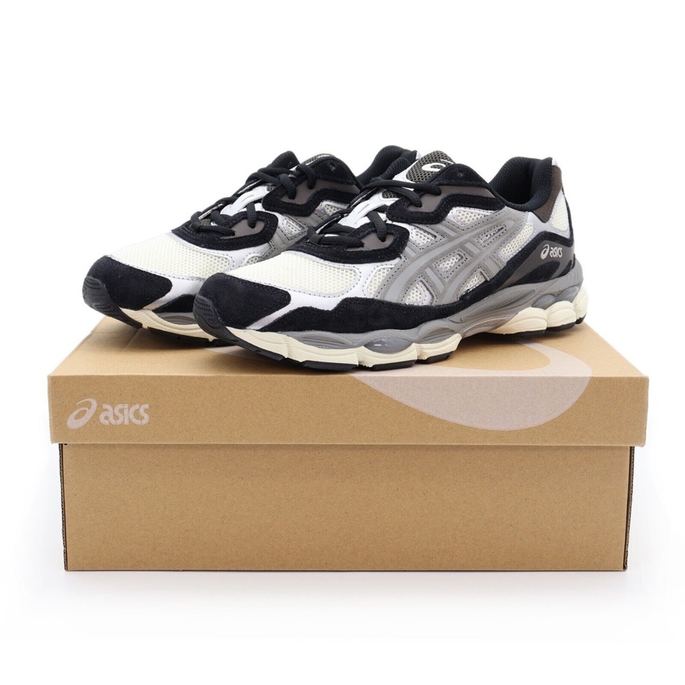 White and Black Athletic Shoes with Chunky Design and Breathable Mesh